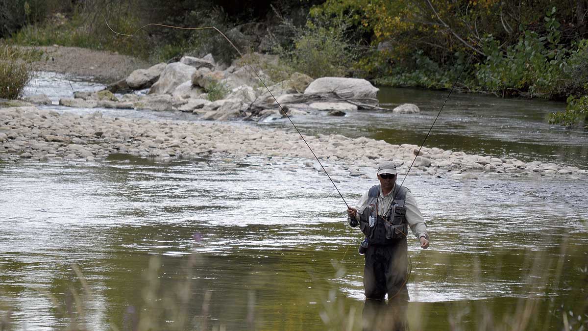 Imagen de un pescador durante la última edición que se celebró del Open de Santa Marina del Rey. | P.F.