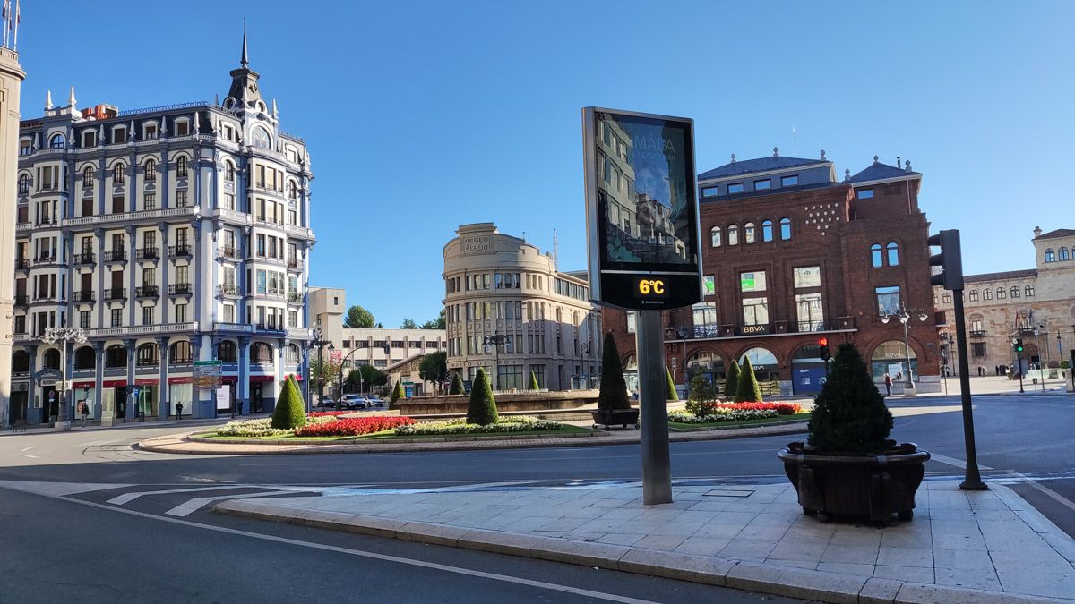 Termómetro de la plaza Santa Domingo de la capital leonesa en la mañana de este domingo. | L.N.C. Termómetro de la plaza Santa Domingo de la capital leonesa en la mañana de este domingo. | L.N.C.