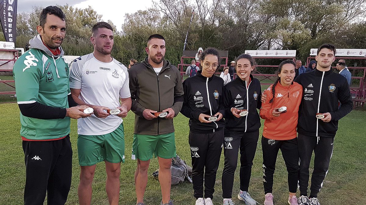 Clemente, Tomasuco, Unai del Campo, Édili, Priscila, Cecilia y David posan con sus hebillas de plata de campeones provinciales 2022 al final del corro. :: F. FERNÁNDEZ