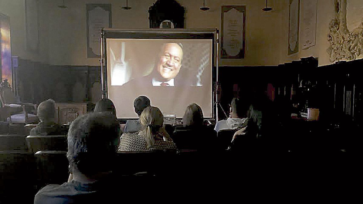 Un momento de la sesión de cine clandestino, ayer en Astorga. | P. FERRERO Un momento de la sesión de cine clandestino, ayer en Astorga. | P. FERRERO
