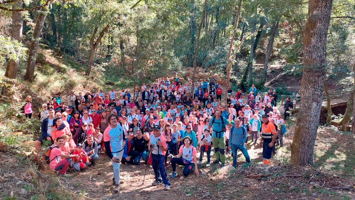 Caminantes que estrenaron la ruta en Sancedo.