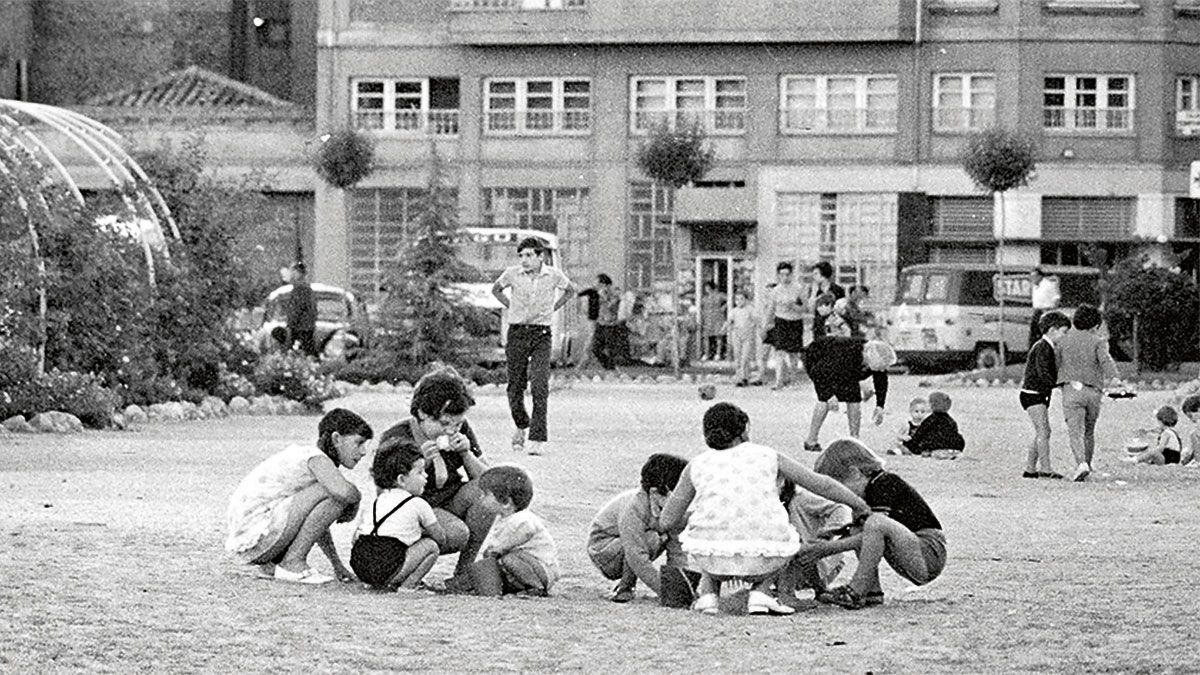 Los chavales aprovechan los últimos días de sol y las últimas jornadas sin clase para tener la sensación de prolongar el verano que se fue. | FERNANDO RUBIO