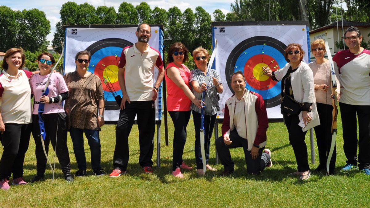 Varias de las participantes en uno de los grupos, junto a los entrenadores que les enseñan a hacer tiro con arco. | L.N.C.