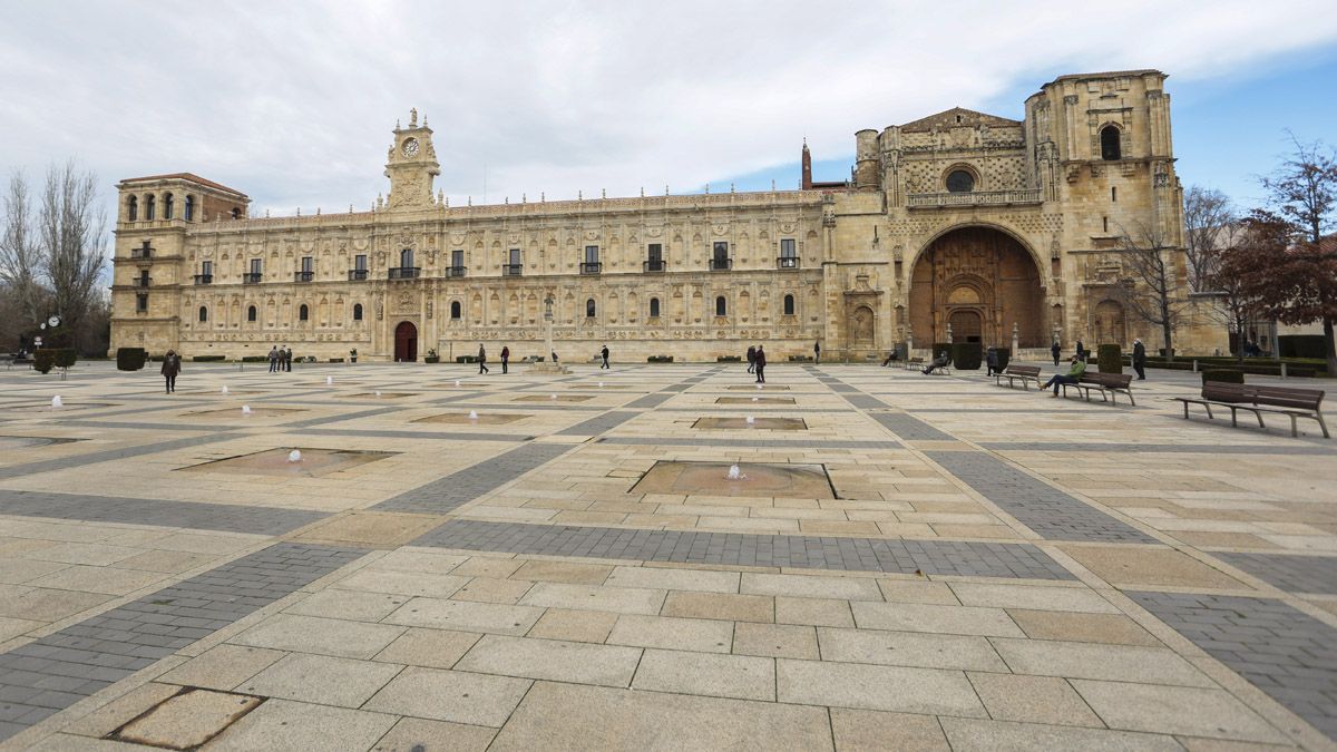 La fachada del Parador de San Marcos se restauró en 2018 y ahora se acometerá la de la iglesia. | CAMPILLO (ICAL)