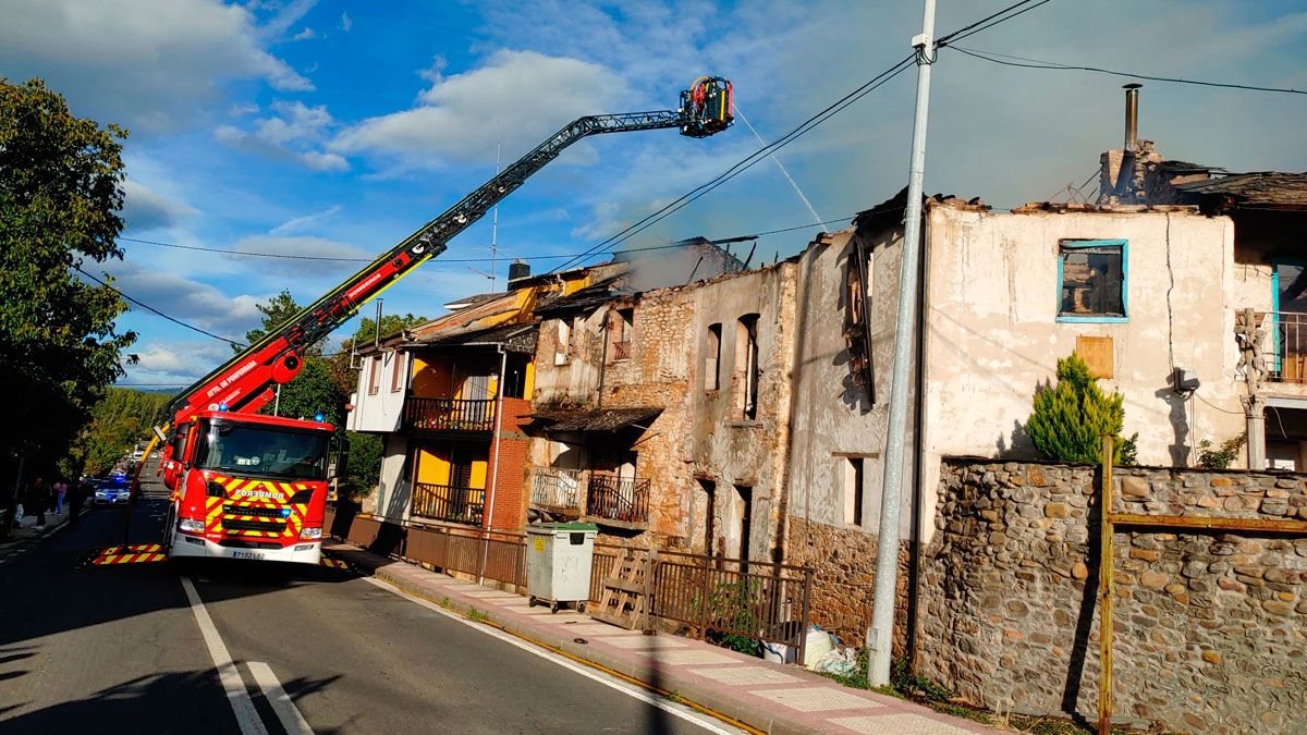 Primeros momentos de la extinción. | BOMBEROS PONFERRADA