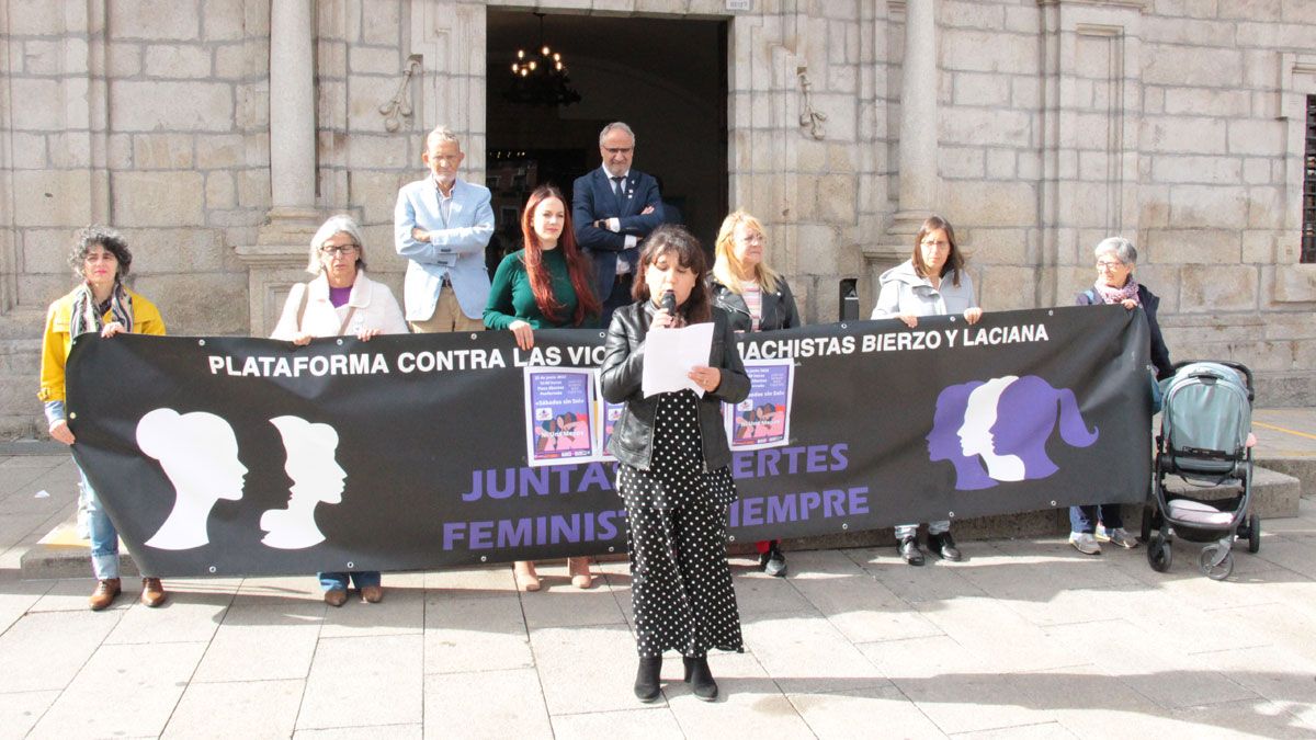 Concentración en la Plaza del Ayuntamiento de Ponferrada.