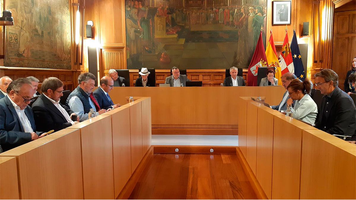 Un momento del pleno ordinario celebrado este miércoles en la Diputación. | E.P.
