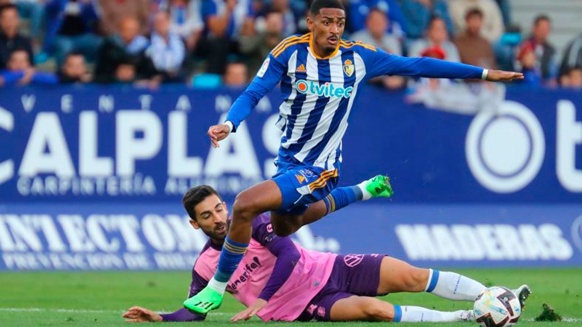 Lacerda se zafa de un defensor del Tenerife durante el último encuentro. | LALIGA Lacerda se zafa de un defensor del Tenerife durante el último encuentro. | LALIGA