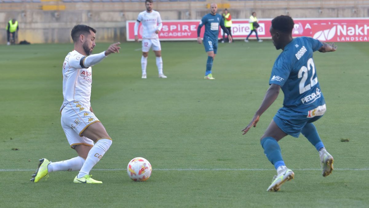 Saúl busca un balón dividido frente al Córdoba. | SAÚL ARÉN