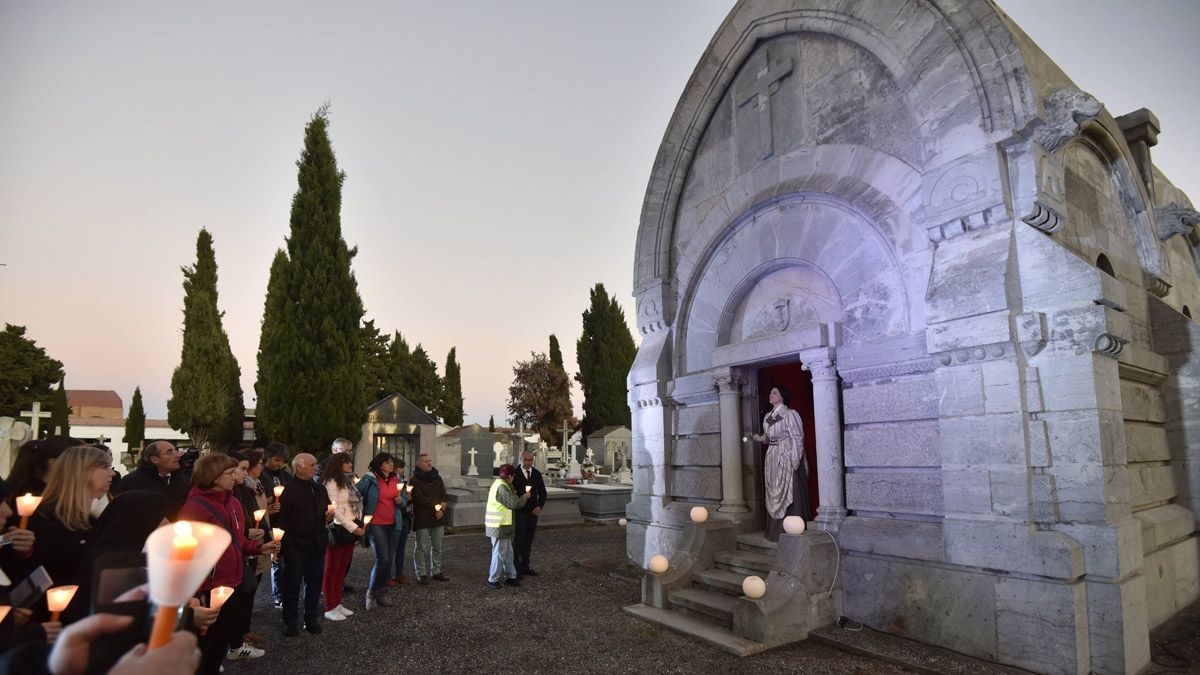 Visita teatralizada al cementerio de León en una imagen de archivo. | SAÚL ARÉN