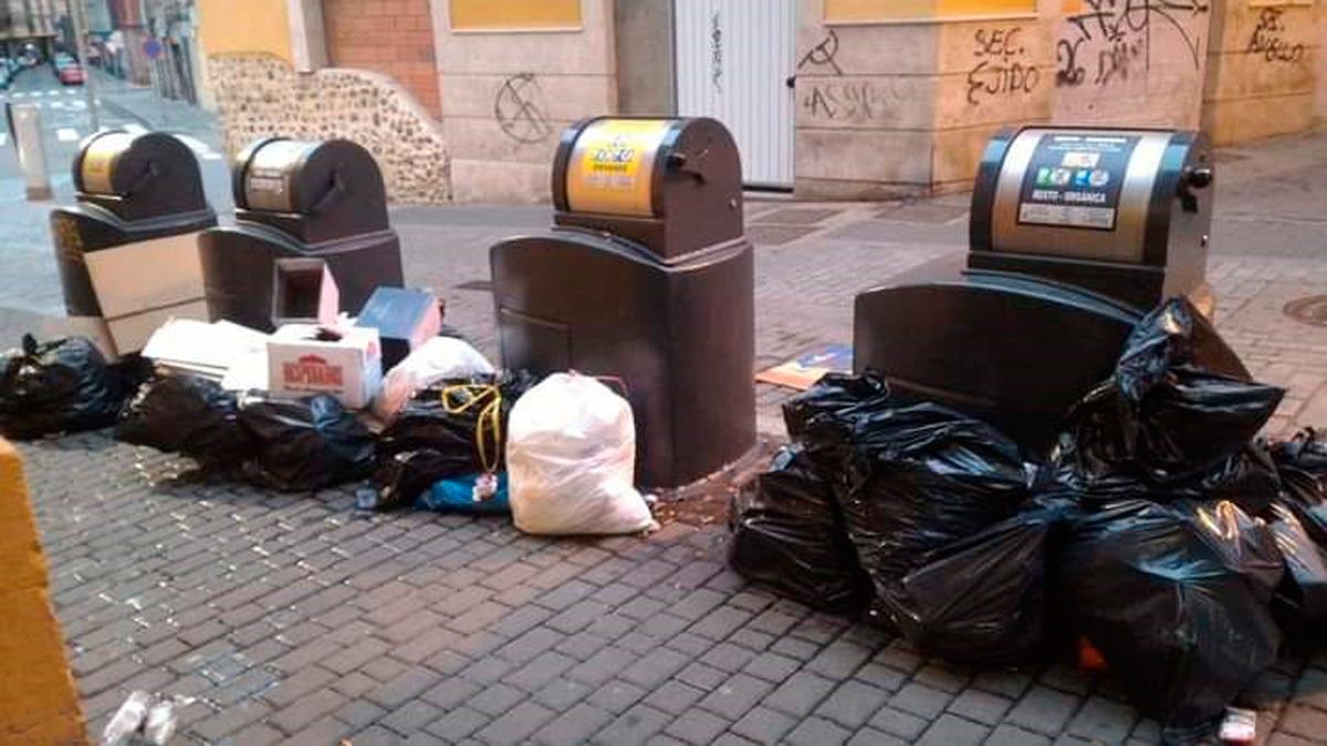 Bolsas de basura acumuladas en el casco histórico de León. | L.N.C.