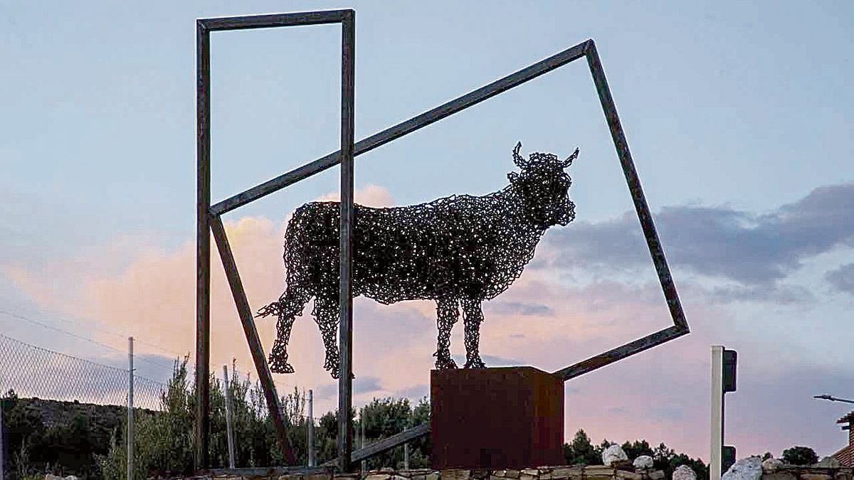 Una imagen de la escultura que preside las instalaciones de Cecinas Nieto.