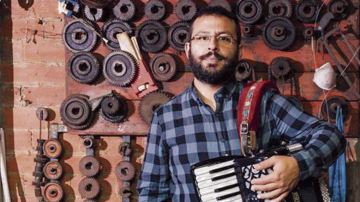 Sergio García, Segis, con su acordeón, el instrumento que protagoniza el disco que hoy presenta en León, ‘Otrora’. | L.N.C. Sergio García, Segis, con su acordeón, el instrumento que protagoniza el disco que hoy presenta en León, ‘Otrora’. | L.N.C.