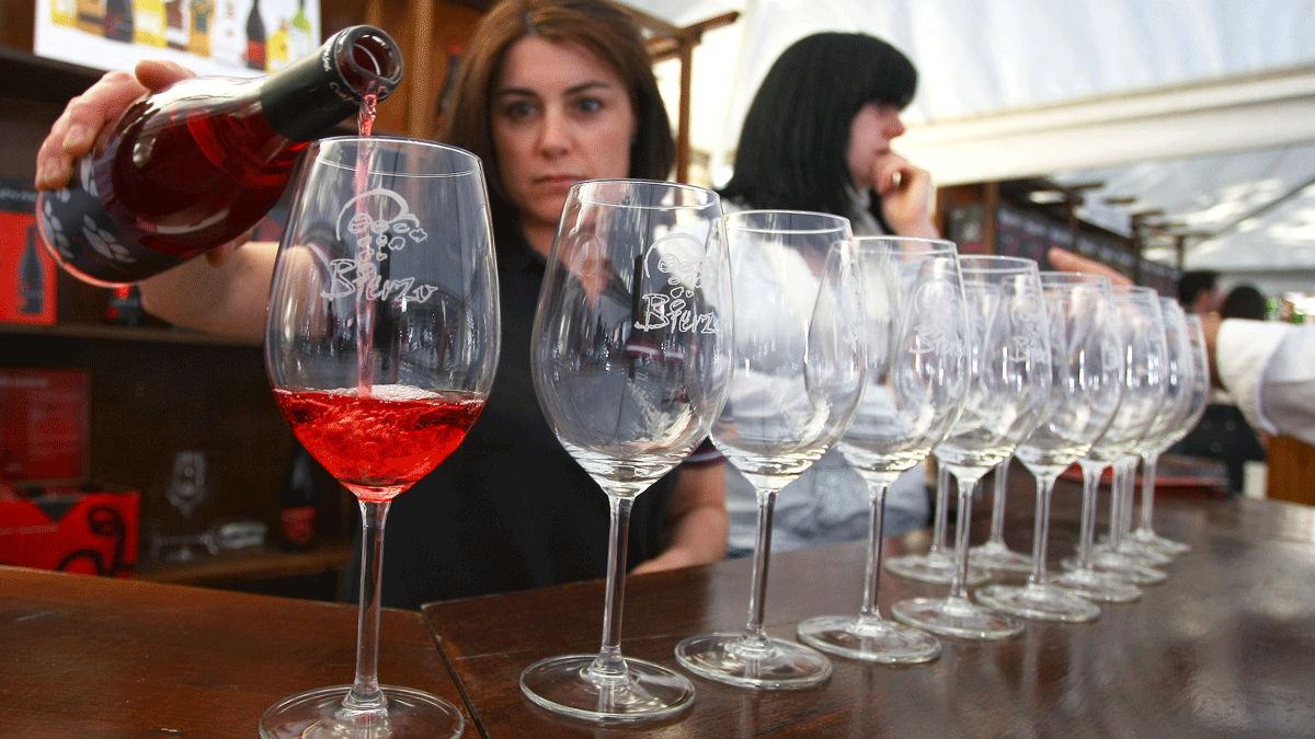 Imagen de una de las ediciones de la Feria del Vino de la Denominación de Origen Bierzo, en Cacabelos. | C. Sánchez (Ical)