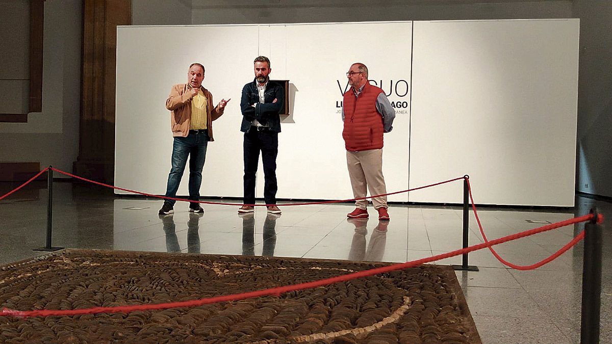 Lucas Morán, Lucas Santiago y Luis García en el acto de presentación de la exposición ‘Vacuo’ en el Museo de los Pueblos Leoneses.