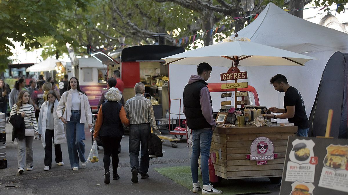 La nueva edición del Come y Calle abrió este viernes. | SAÚL ARÉN