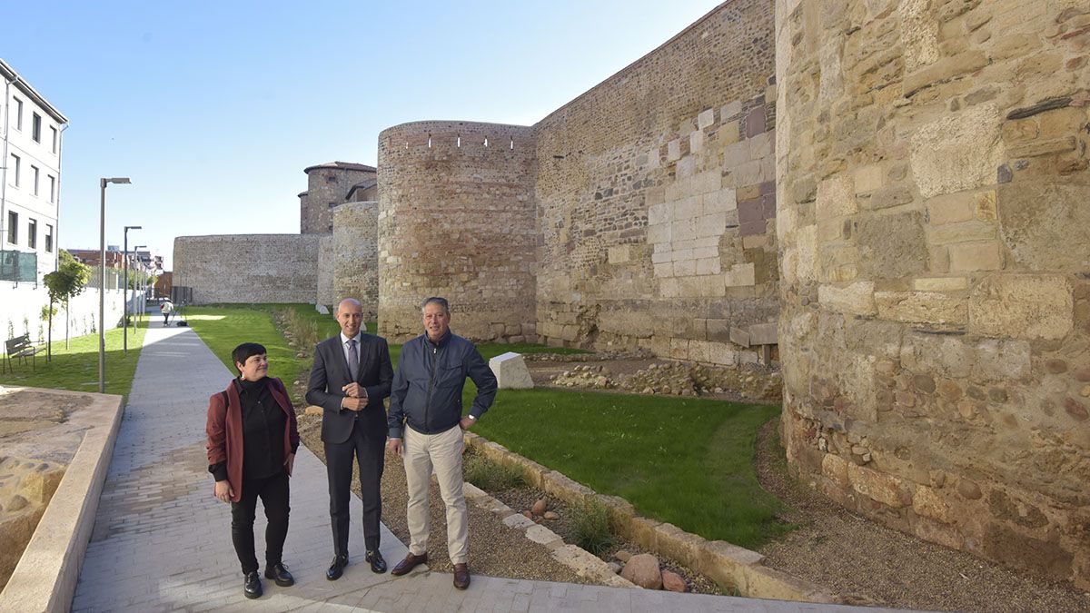 La arquitecta Mónica Prada Corral, el diputado de Desarrollo Urbano, Luis Miguel García Copete, y el alcalde, José Antonio Diez. | SAÚL ARÉN