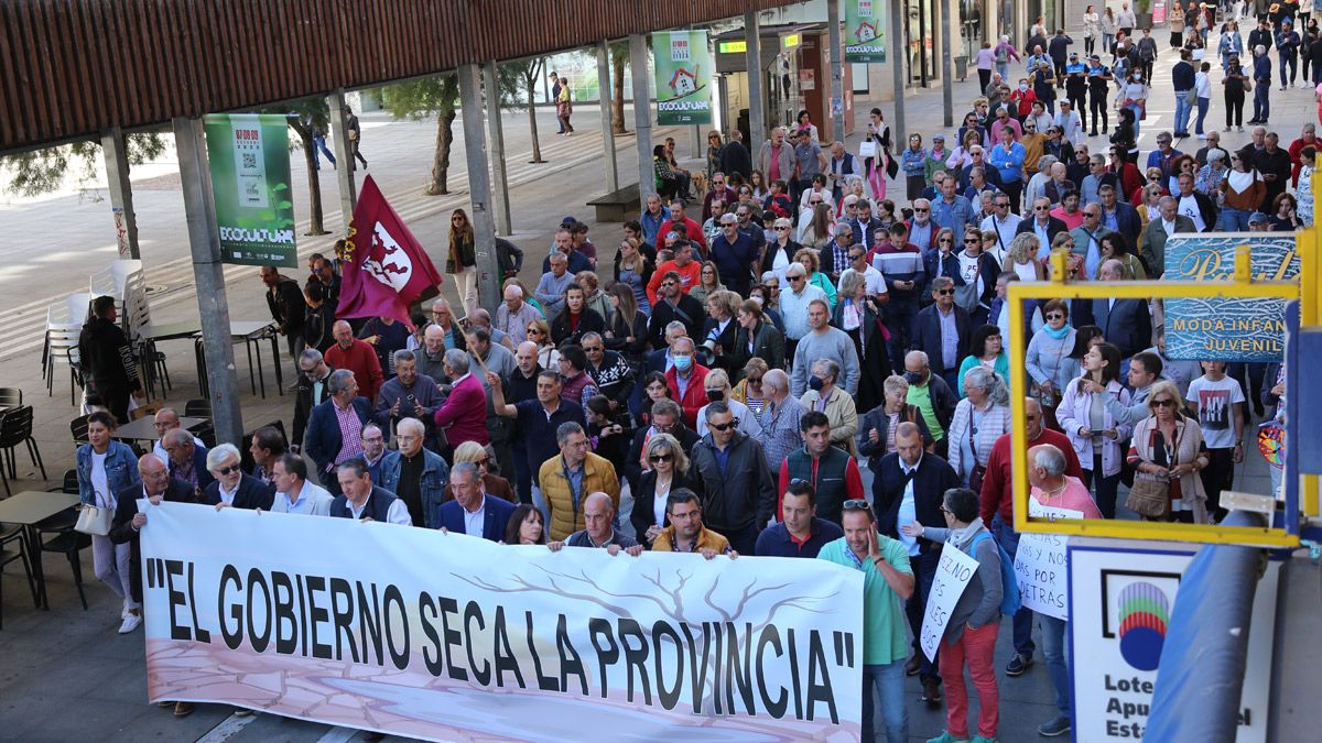 Manifestación convocada por representantes de municipios ribereños de las presas de Ricobayo y Almendra contra los desembalses programados en virtud del convenio de Albufeira. | ICAL