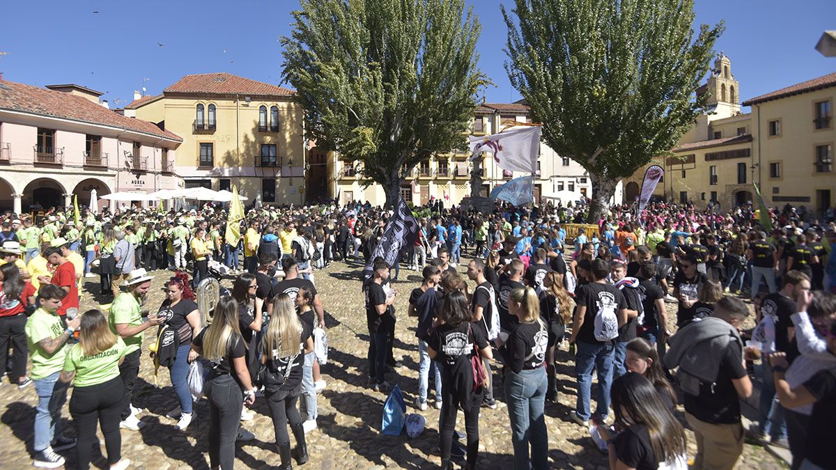La concentración tuvo lugar en la plaza del Grano, donde hubo un pregón y desde donde parte el desfile. | SAÚL ARÉN