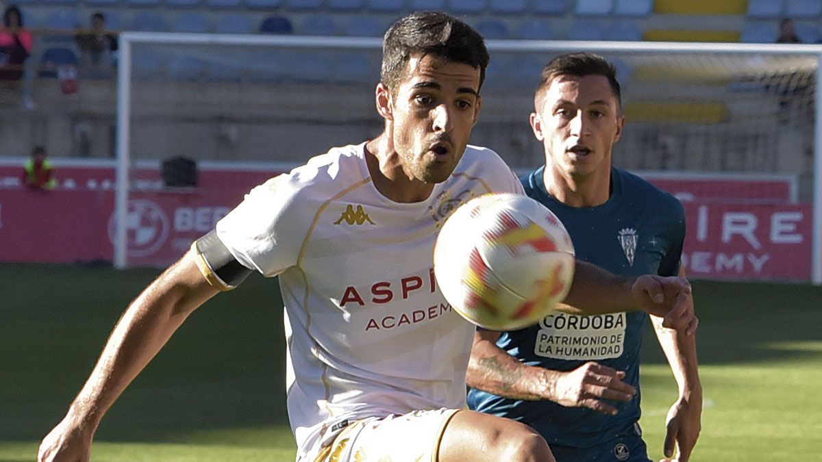 Solís controla un balón en el encuentro frente al Córdoba. | SAÚL ARÉN