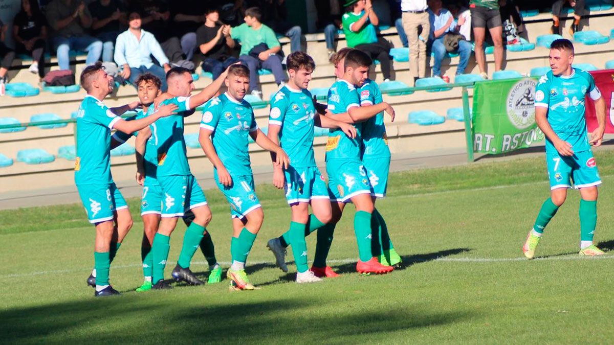 Los jugadores del Astorga celebran el gol con el que abrían el marcador. | ATLETICOASTORGA