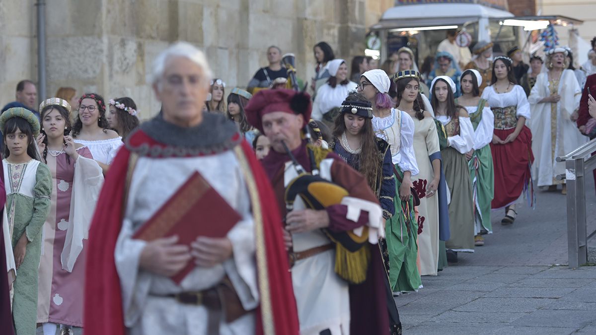 Las cien doncellas desfilaron por la calle Ancha. | SAÚL ARÉN