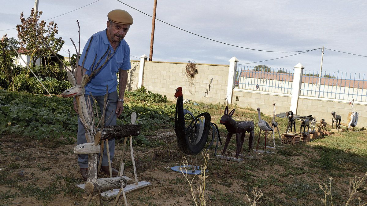 Maxi entretiene las ‘horas muertas’, que no son muchas, en hacer figuras con material reciclado, que ha llenado el huerto de animales | F. FERNÁNDEZ