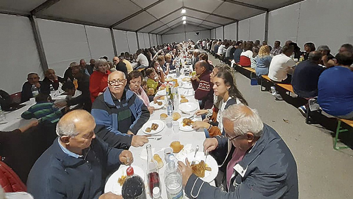 Todos los vecinos del ayuntamiento se reúnen para comer ‘la borrega’. Imagen de la última celebrada antes de la pandemia, en 2019. | ASOCIACIÓN CULTURAL Todos los vecinos del ayuntamiento se reúnen para comer ‘la borrega’. Imagen de la última celebrada antes de la pandemia, en 2019. | ASOCIACIÓN CULTURAL