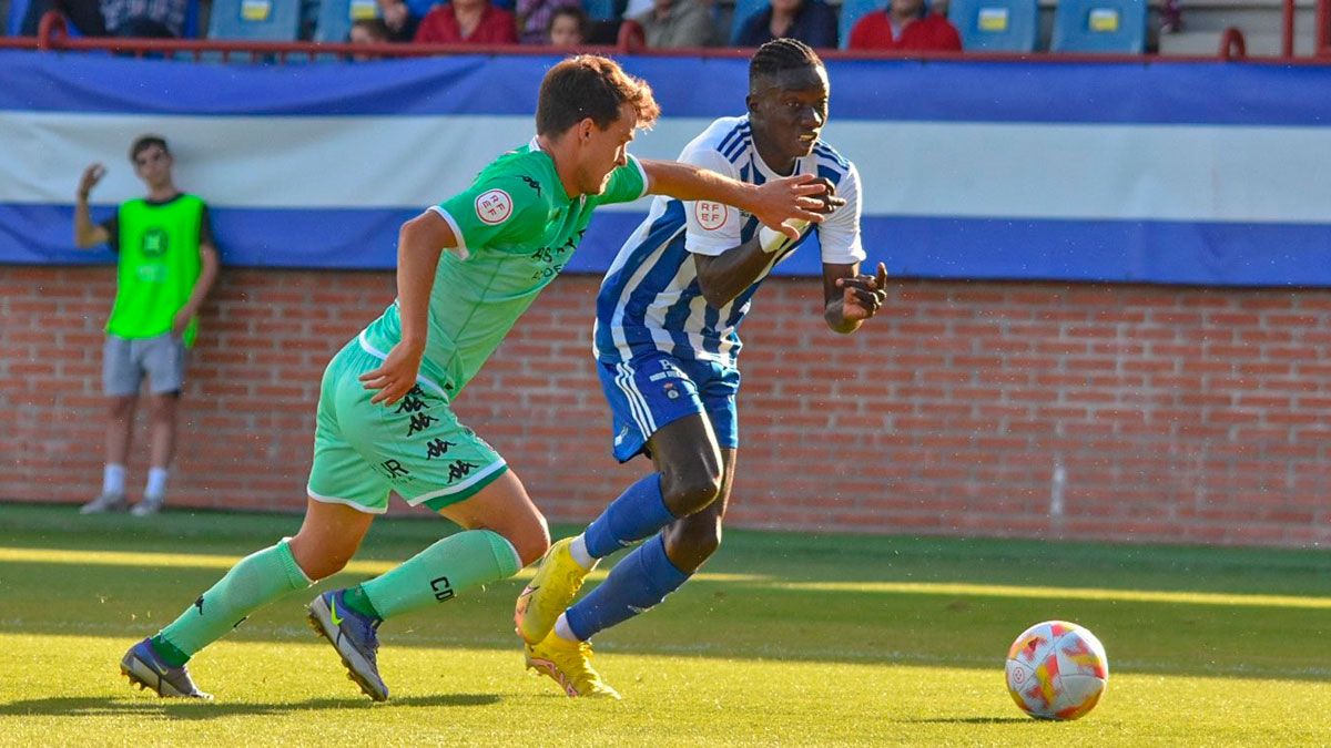 Muguruza frena el ataque rival. | CDTALAVERA