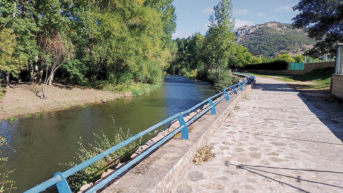 Río Bernesga a su paso por La Robla.