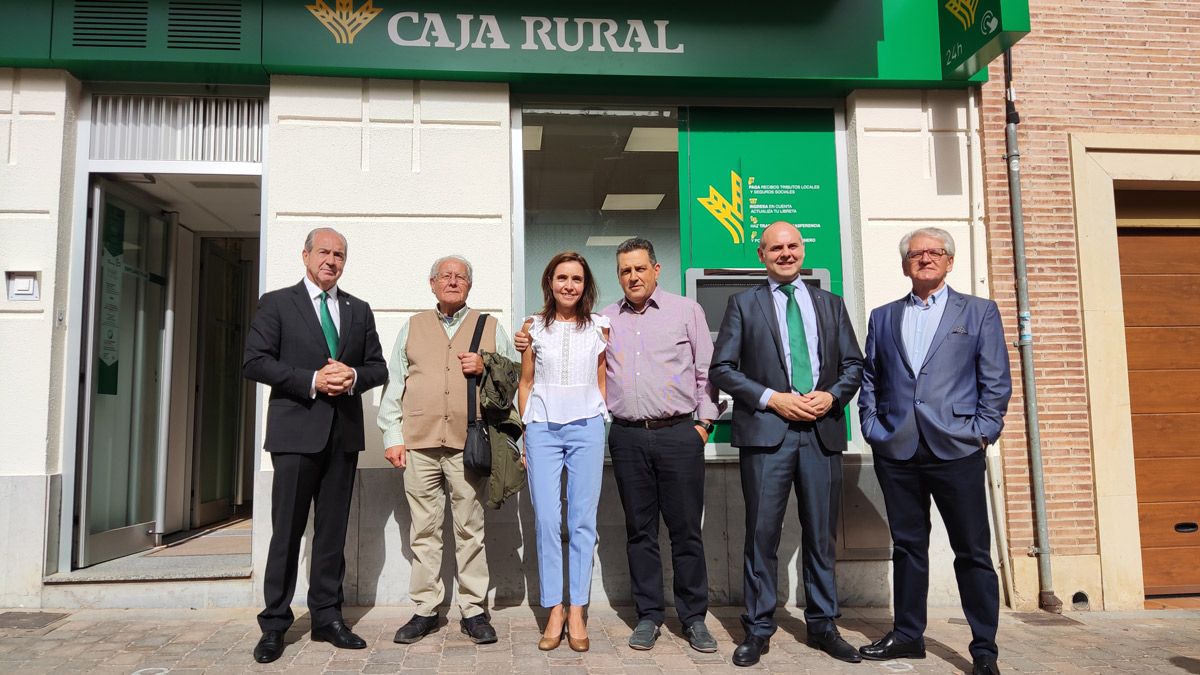 Foto de familia durante la inauguración de la nueva oficina de Caja Rural en Valderas situada en la céntrica calle Padre Isla de la localidad. | A. RODRÍGUEZ
