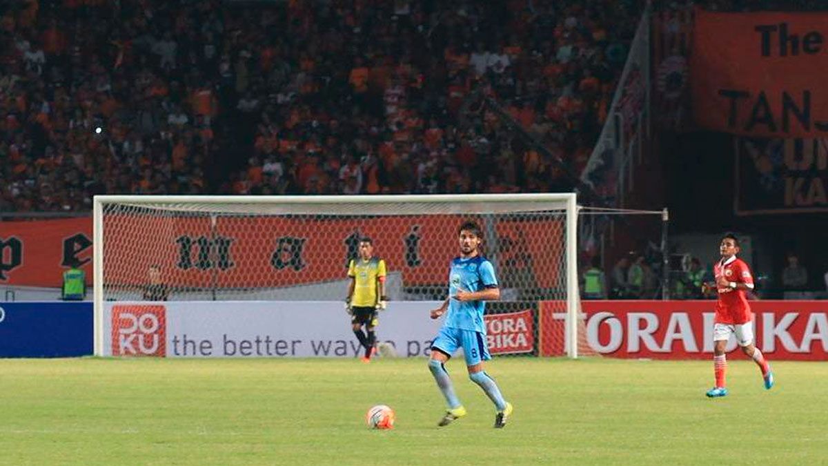Galán lleva el balón durante un partido en Indonesia, con las gradas llenas al fondo. | L.N.C.