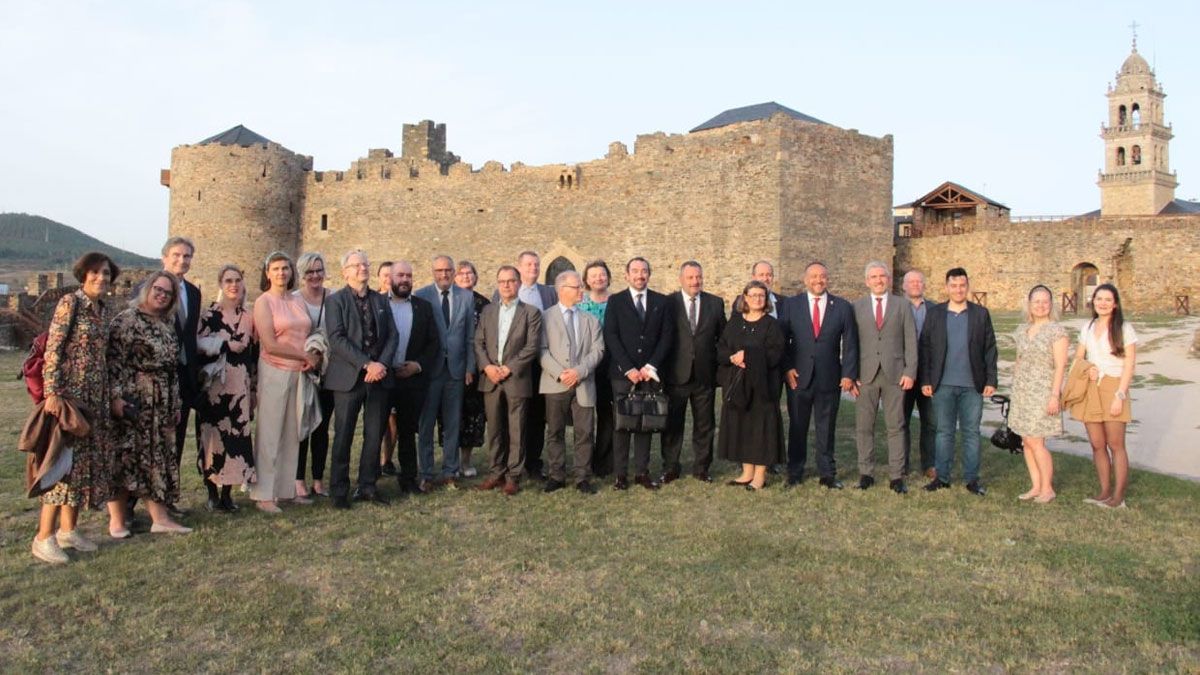 Delegación de Laponia tras ser recibidos por las instituciones bercianas en el Castillo de los Templarios. Delegación de Laponia tras ser recibidos por las instituciones bercianas en el Castillo de los Templarios.
