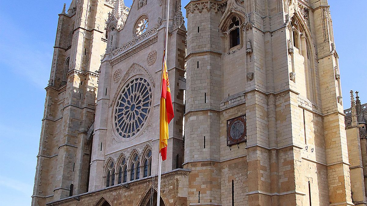 Detalle de la bandera arriada frente a la Catedral de León. | ICAL