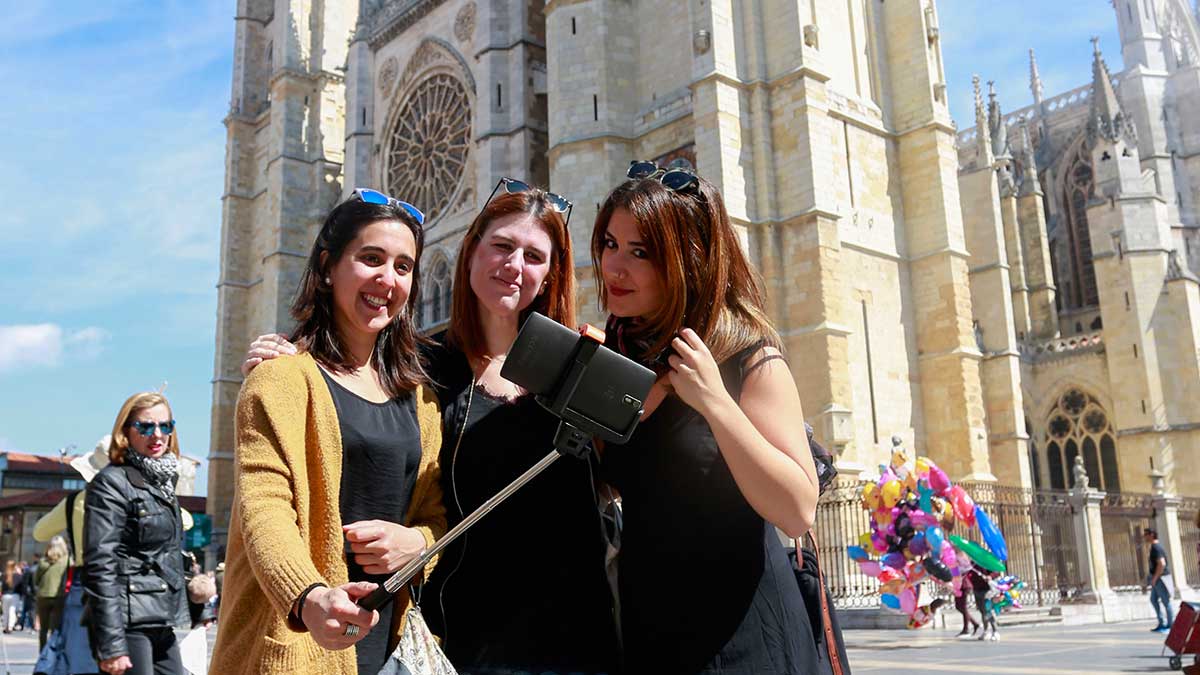Un grupo de turistas se fotografía junto a la Catedral de León. | ICAL