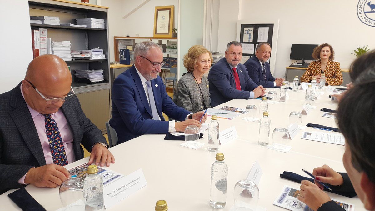 La reina Sofía presidiendo la reunión del Banco de Alimentos del Sil, en Ponferrada. | MAR IGLESIAS