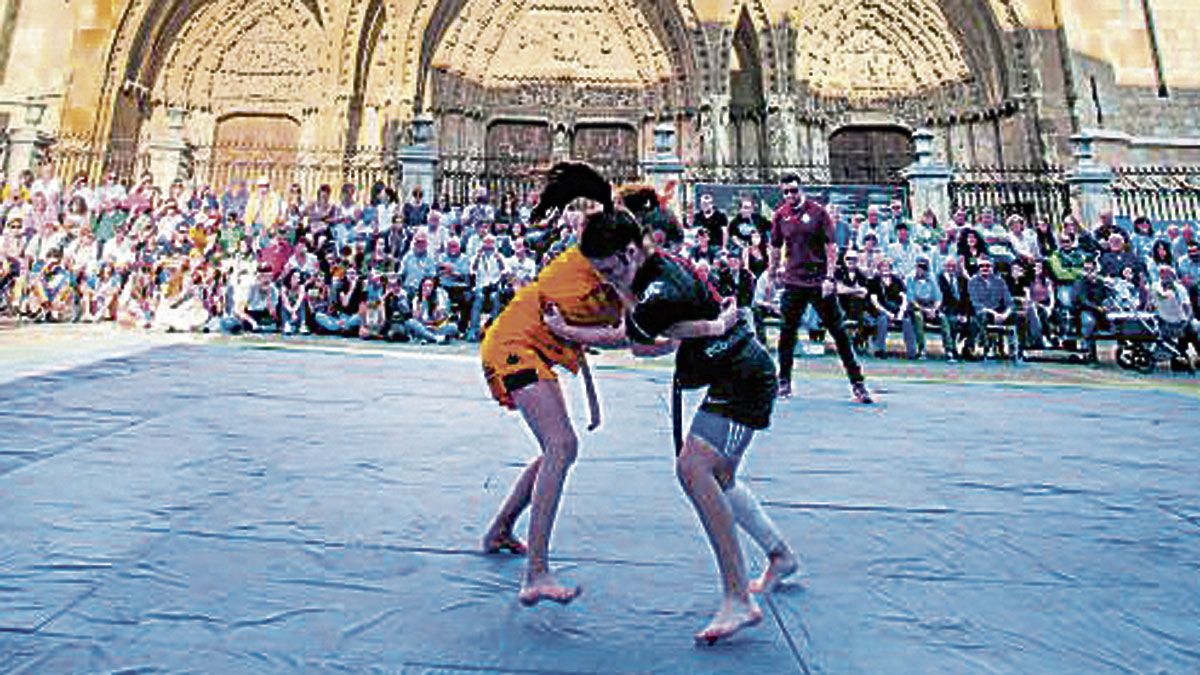 Sandra e Isa Justel ante la impresionante figura de la Catedral. :: MAURICIO PEÑA