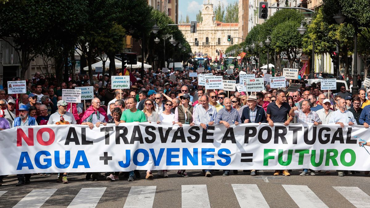 Imagen de la protesta de los regantes leoneses contra el convenio de Albufeira. | ICAL