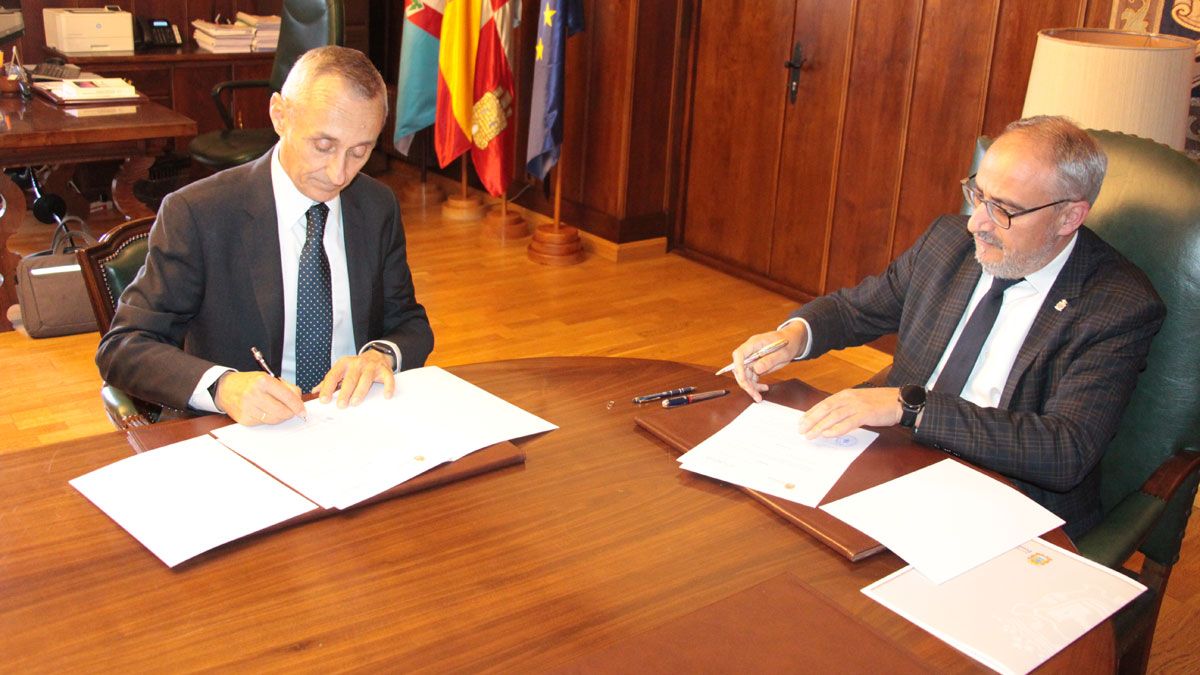 Entrega de las baterías por parte de Endesa al Ayuntamiento de Ponferrada.