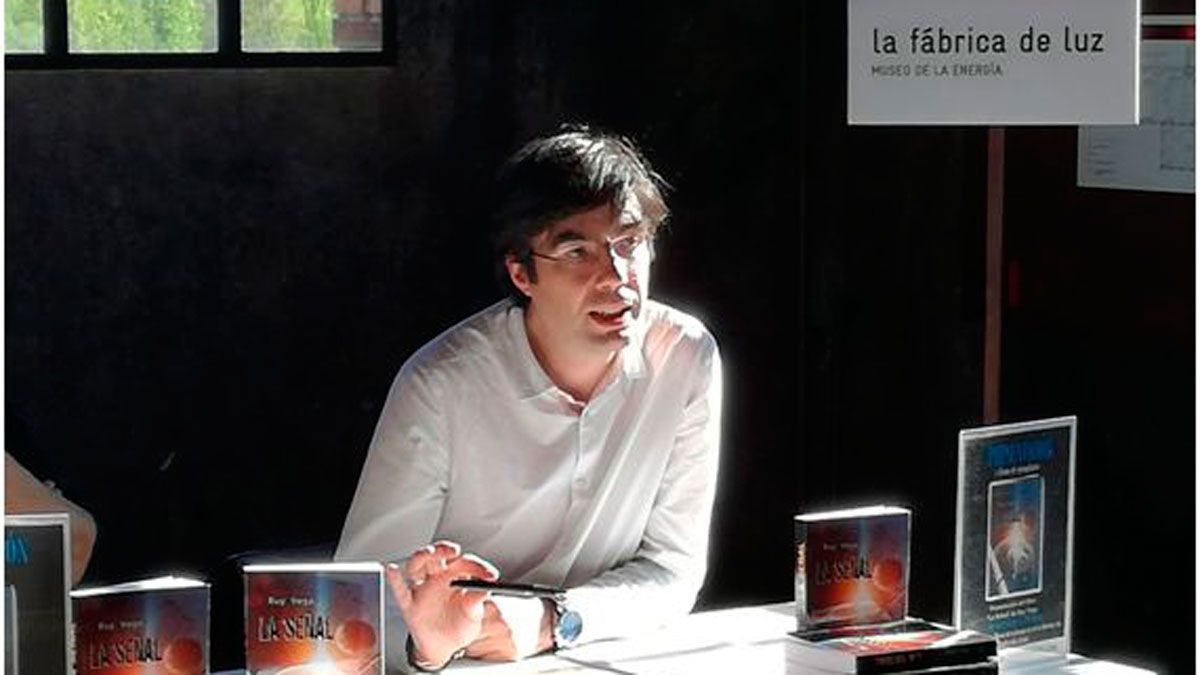 Ruy Vega en la presentación de uno de sus libros.