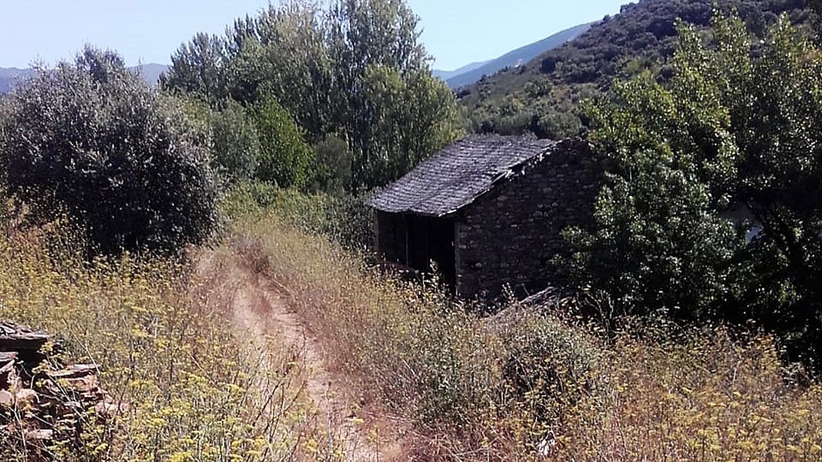 Paso del Camino de Invierno por Pumares, en Valdeorras.