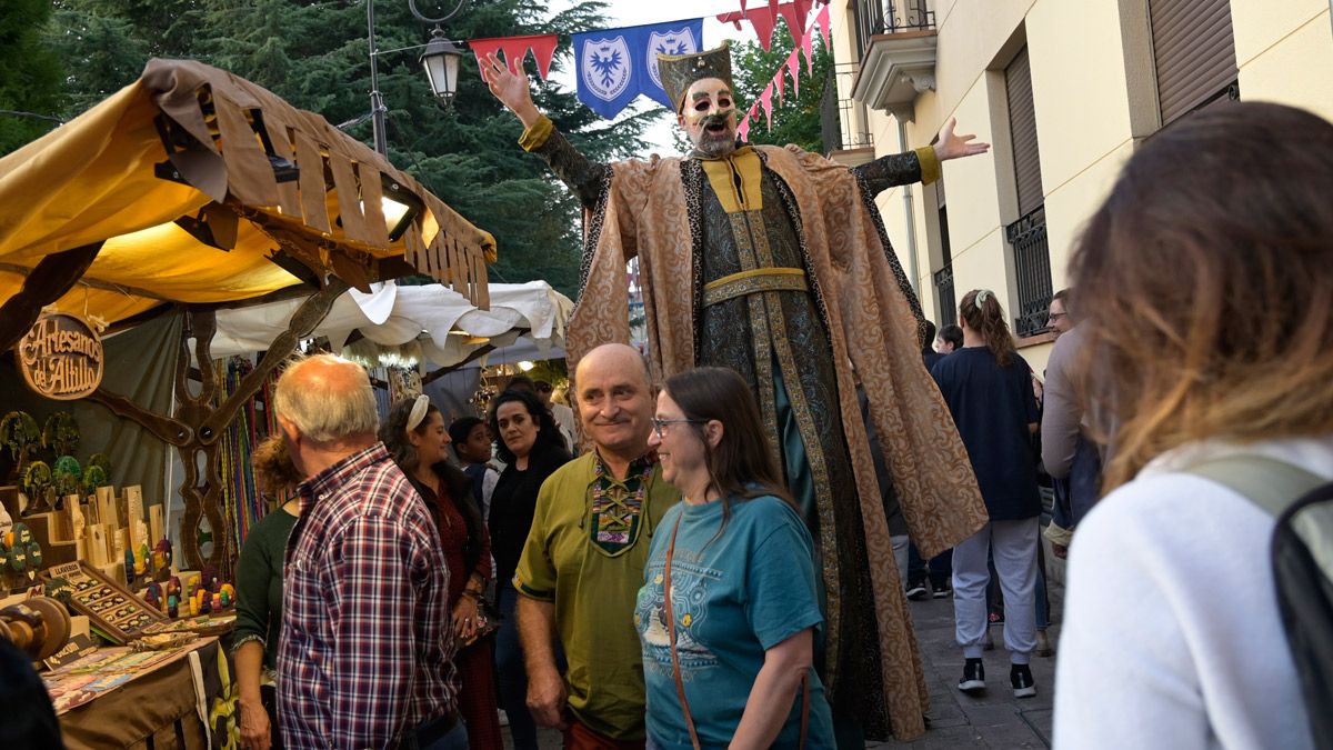 Los pasacalles llenan de ambiente la zona. | JESÚS F. SALVADORES Los pasacalles llenan de ambiente la zona. | JESÚS F. SALVADORES