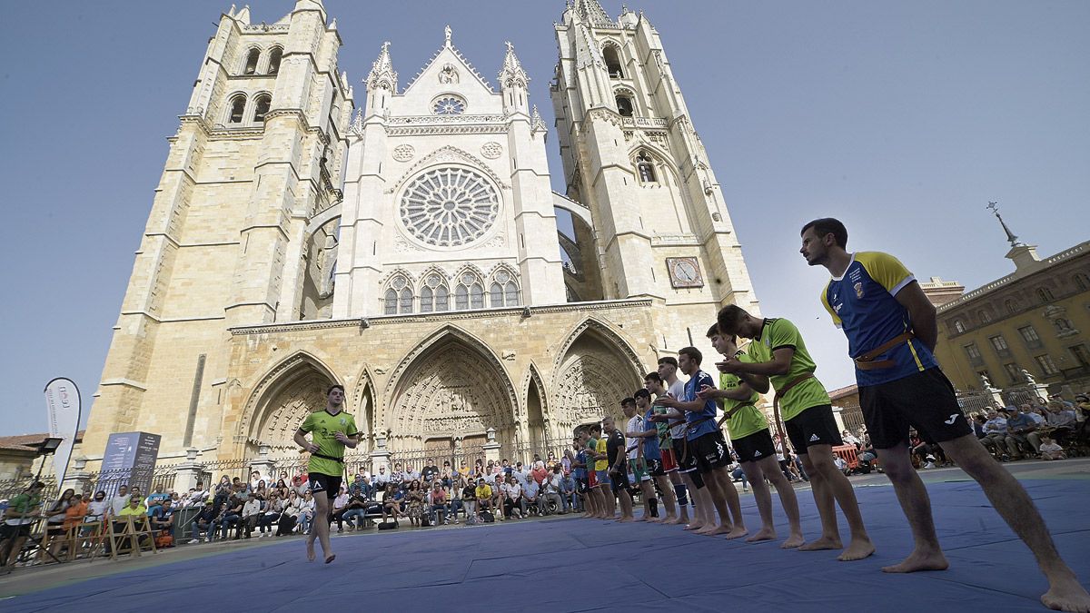 lucha-leonesa-catedral-leon-06102022.jpg