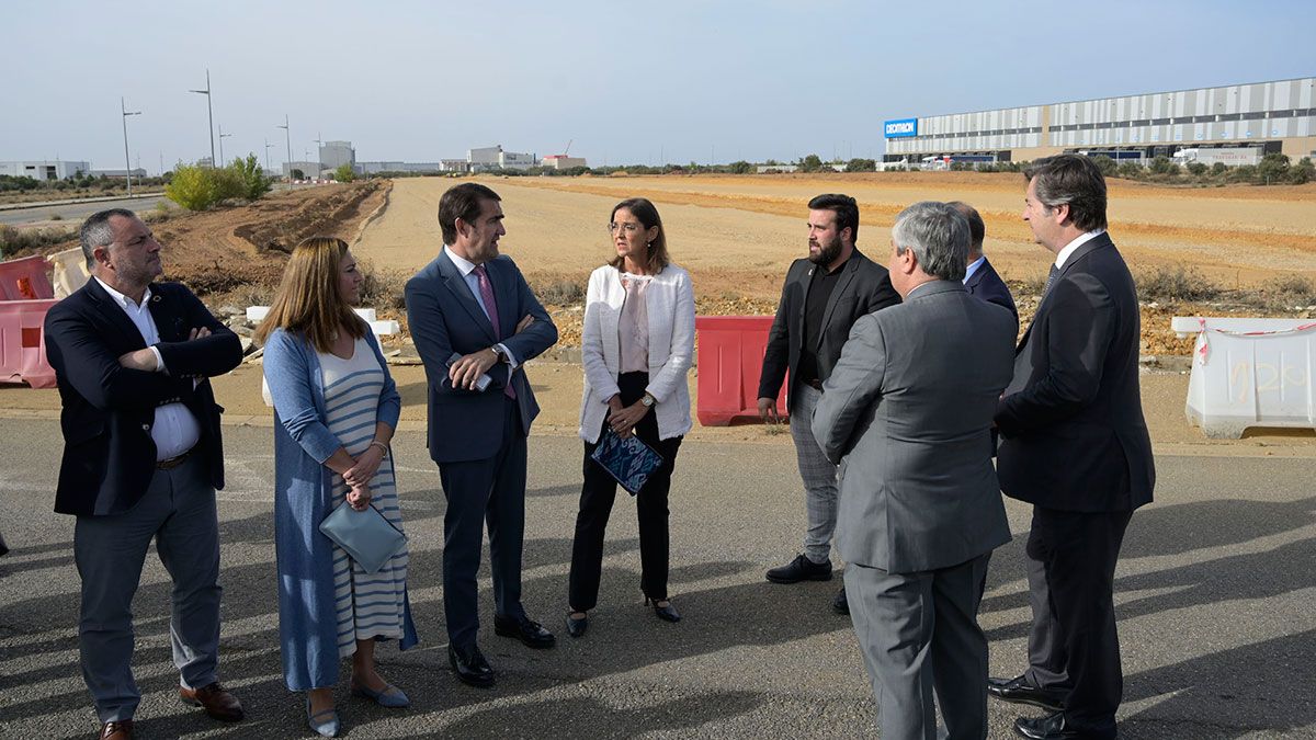 En el centro, la visita de Industria, Comercio y Turismo, Reyes Maroto, en su visita a Villadangos. | JESÚS F. SALVADORES