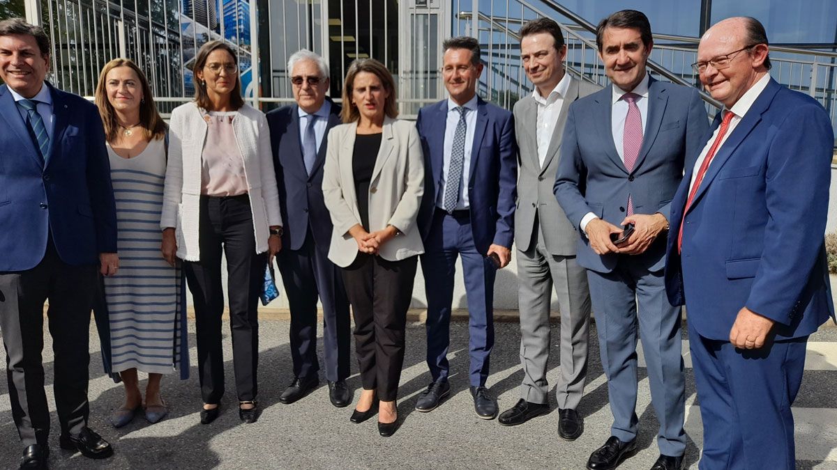 Visita de las ministra a la central de Tvitec en Cubillos del Sil. | MAR IGLESIAS