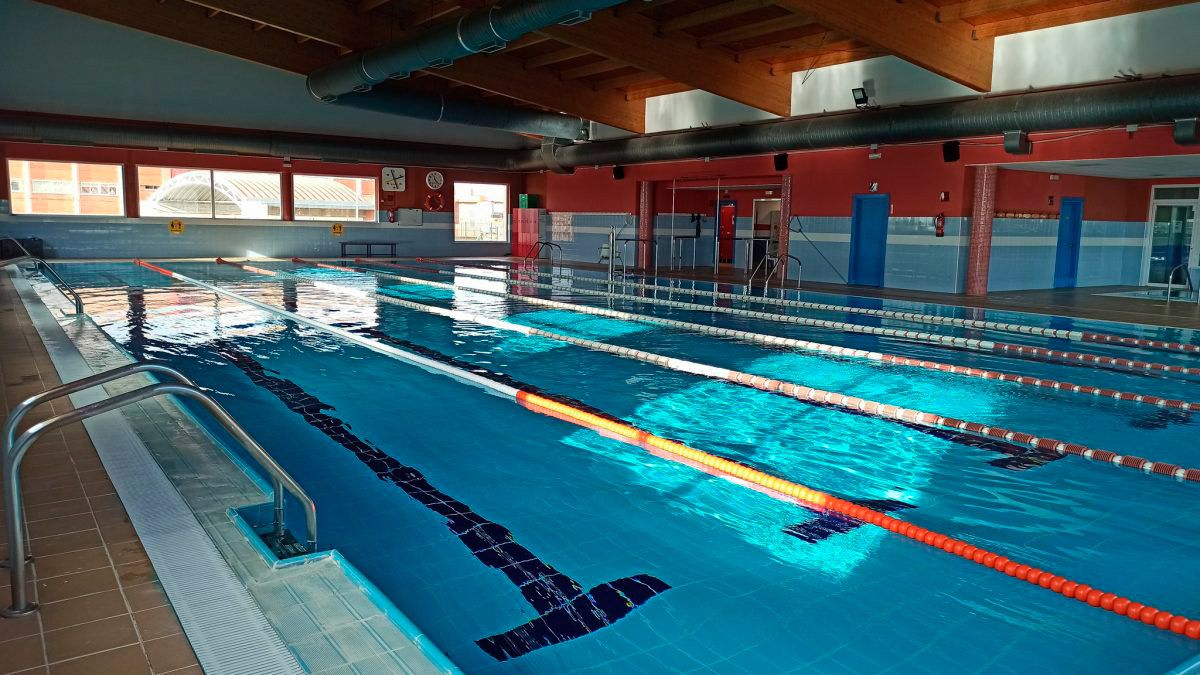 Vista de la piscina climatizada de Valencia de Don Juan que volverá a contar con cursos de natación y aquagym. | L.N.C.
