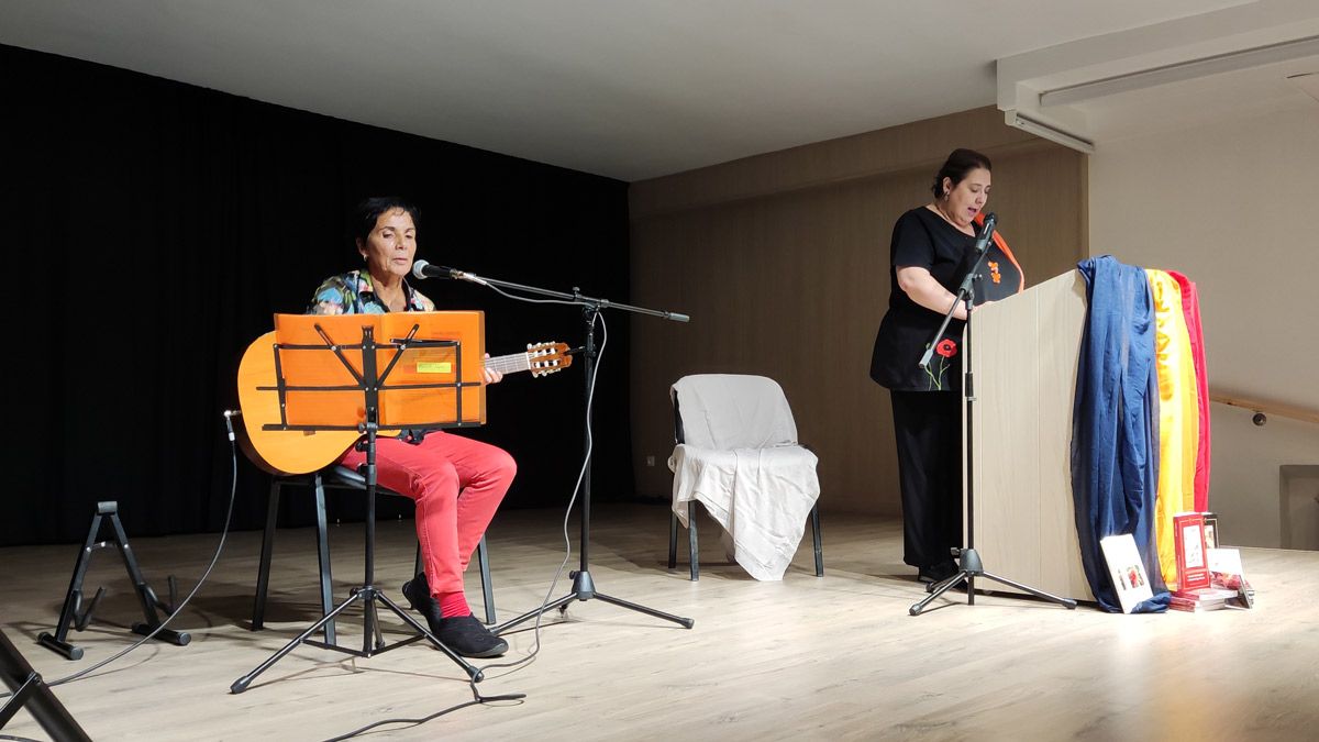 Esther López y Mercedes G. Rojo durante el recital. | A. RODRÍGUEZ