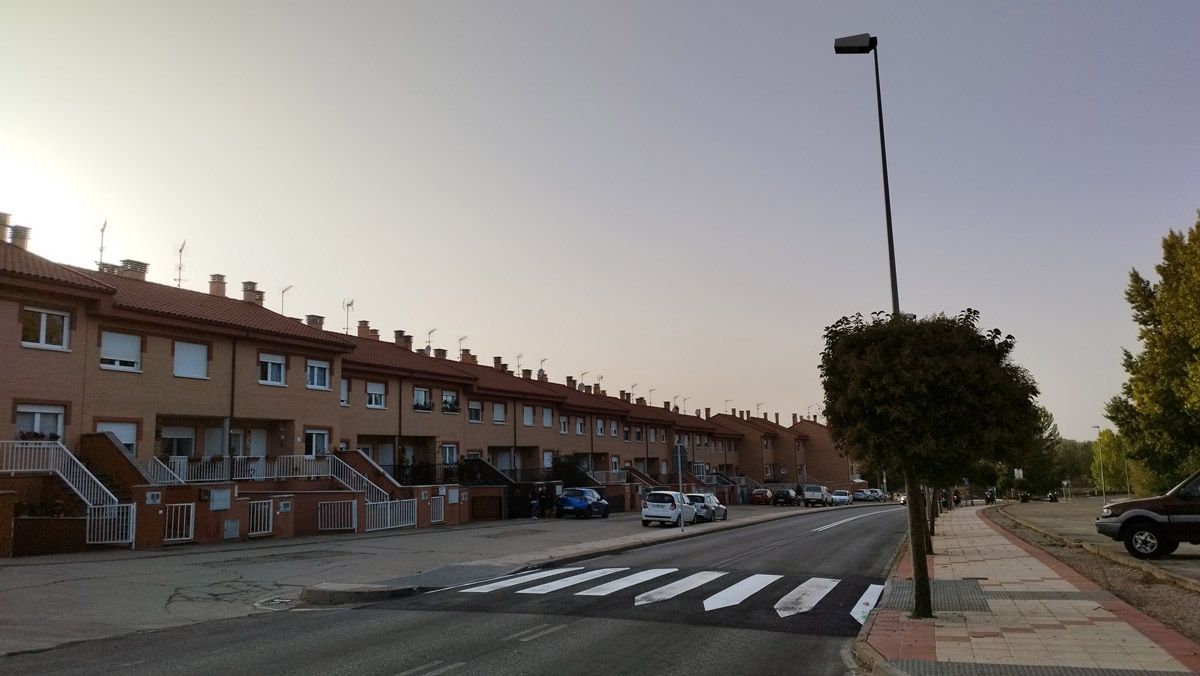 Nuevo reductor de velocidad en la Avenida palanquinos de Valencia de Don Juan para mejorar la seguridad. | L.N.C. Nuevo reductor de velocidad en la Avenida palanquinos de Valencia de Don Juan para mejorar la seguridad. | L.N.C.