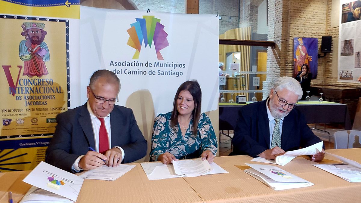 Instante de la firma del acuerdo entre ambas asociaciones. | L.N.C. Instante de la firma del acuerdo entre ambas asociaciones. | L.N.C.
