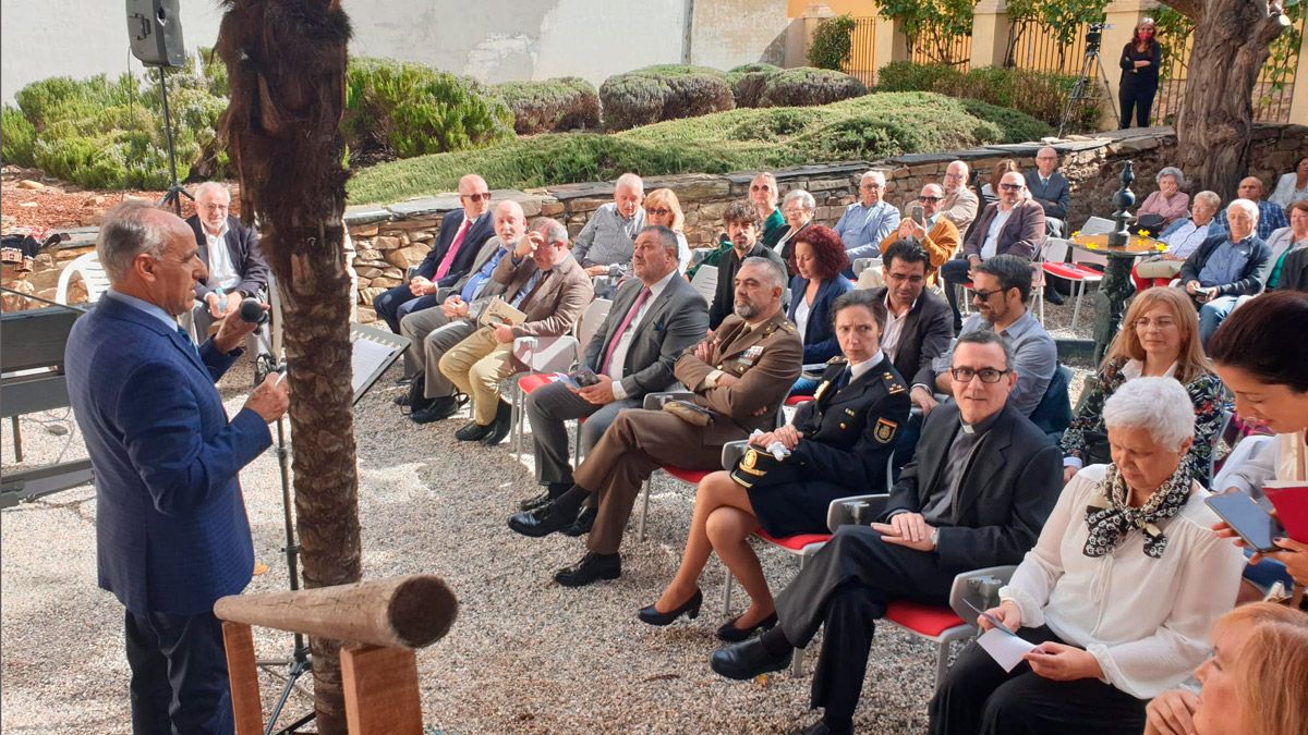 Un momento del acto de inauguración con la intervención del alcalde Juan José Alonso Perandones. | P.F.